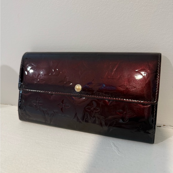 Louis Vuitton Handbags - 💎Louis Vuitton Vernis Sarah Wallet
Amarante Burgundy Excellent Condition